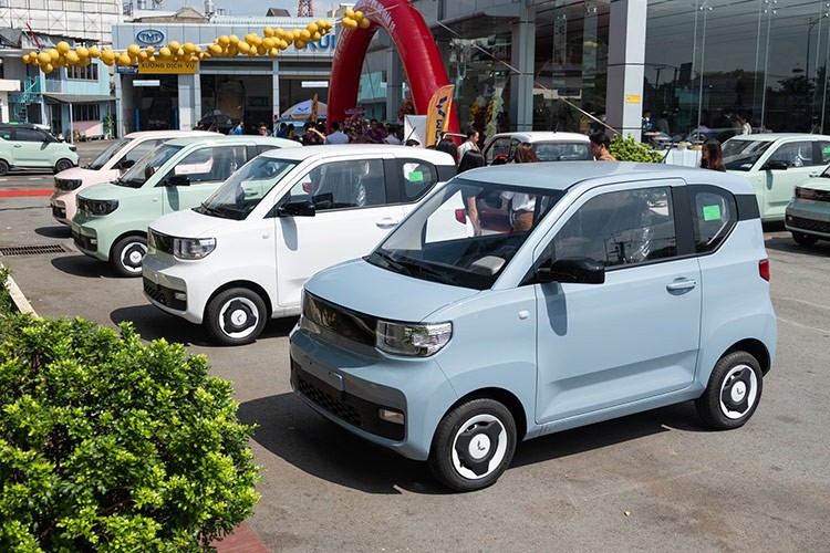 Wuling Hongguang Mini EV e am, giam gia niem yet duoi 200 trieu