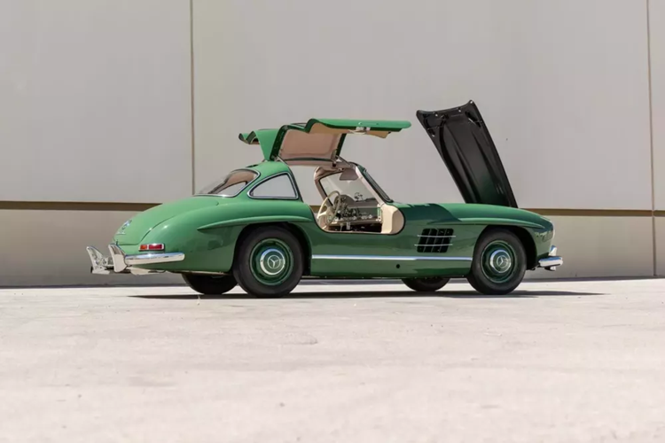 Mercedes-Benz 300SL Gullwing gia 59 ty dong, Qua Vu dang 