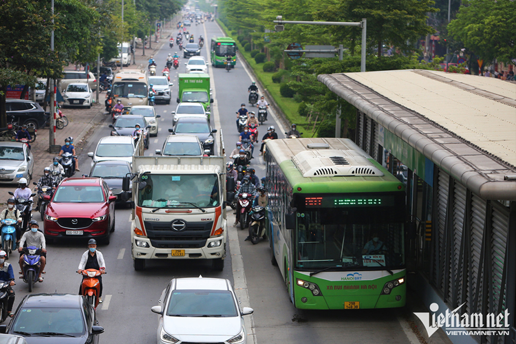 Ha Noi xen via he, dai phan cach tren 7 tuyen duong