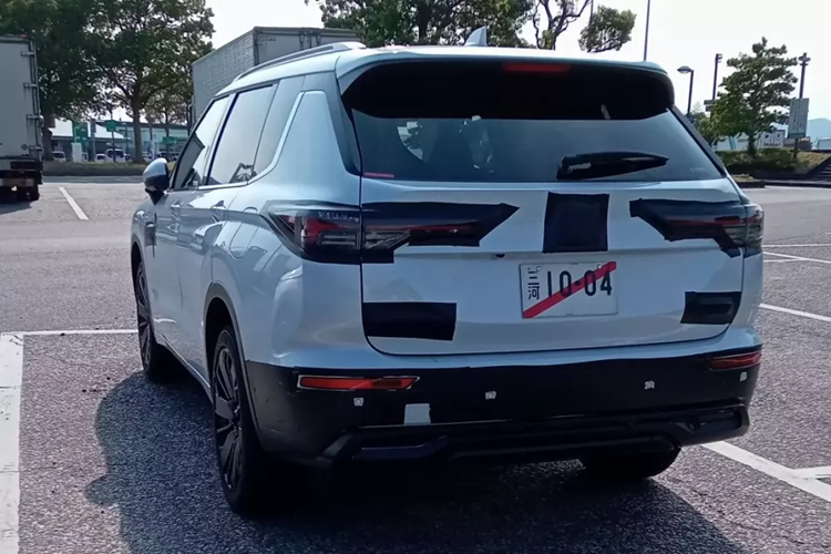 Mitsubishi Outlander 2025 lo dien 