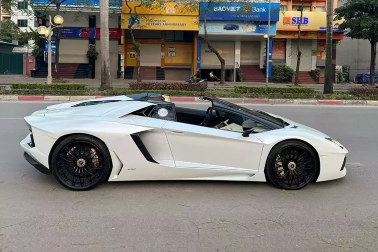 Lamborghini Aventador hon 17 ty gan bien 