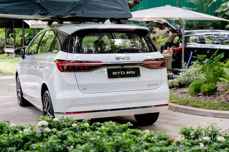 BYD M6 nhan coc tai Viet Nam, MPV dien 