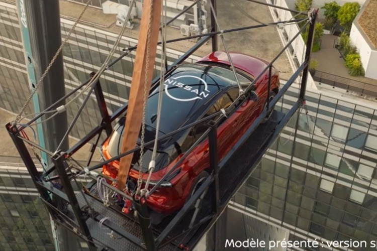 Nissan Qashqai lap ky luc Guinness voi cu nhay bungee cao 65m-Hinh-2