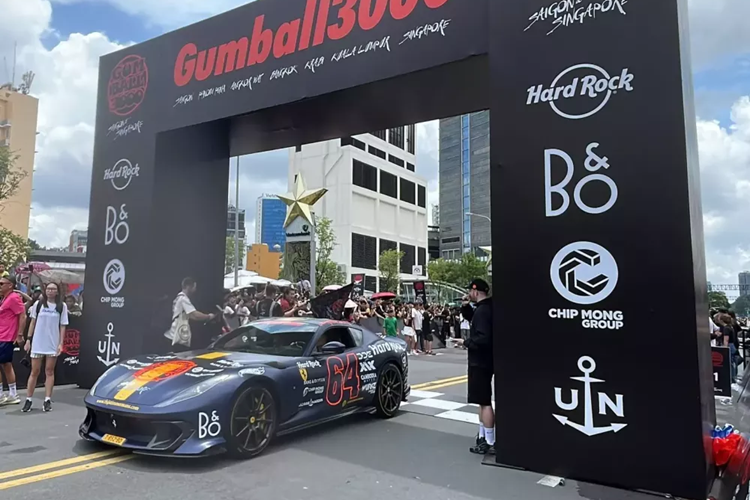 Sieu xe Gumball 3000 2024 khoi hanh tu Viet Nam sang Campuchia-Hinh-2