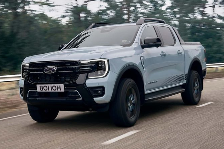 Ford Ranger PHEV 2025 ra mat, chay 45 km 