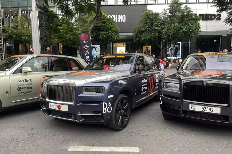 Rolls-Royce Cullinan bien so doc 1 cua hoang toc UAE o Viet Nam-Hinh-5