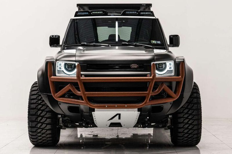 Land Rover Defender - 