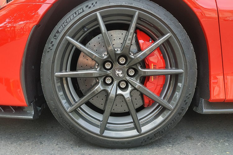 Sieu xe Ferrari SF90 Stradale dau tien ve Ha Noi, chi 23 ty dong-Hinh-4