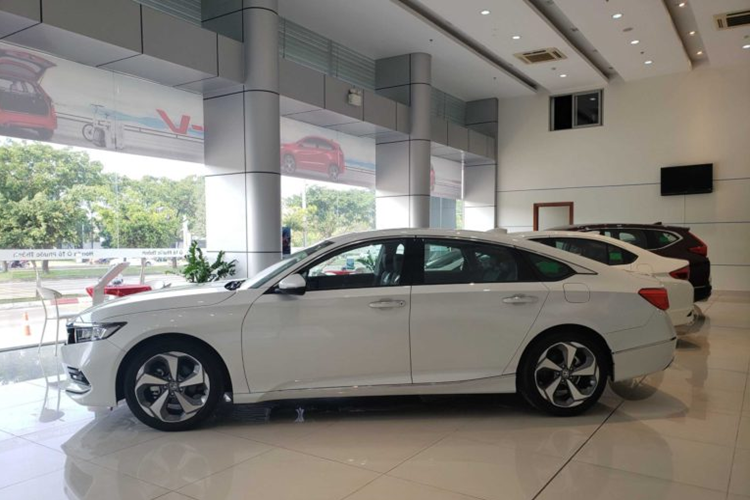 Honda Accord lai giam 220 trieu dong, kho duoi kip Toyota Camry-Hinh-9