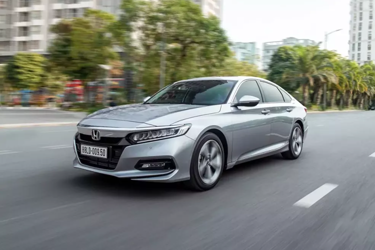 Honda Accord lai giam 220 trieu dong, kho duoi kip Toyota Camry