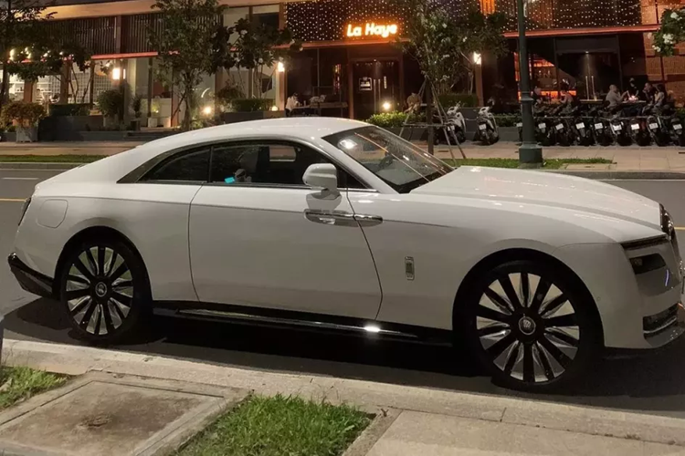 Tan thay bo doi Rolls-Royce Spectre hon 50 ty cua tai Sai Gon-Hinh-6