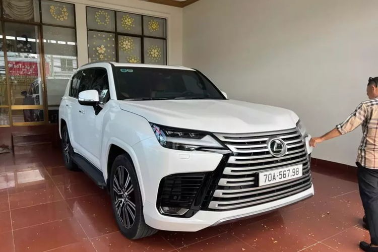 Lexus LX600 cu cua dai gia mien Tay ban dat hon xe 