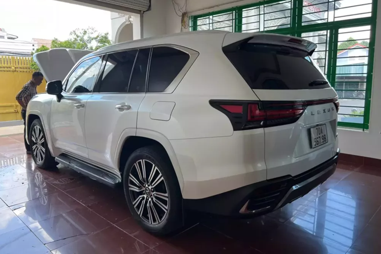 Lexus LX600 cu cua dai gia mien Tay ban dat hon xe 