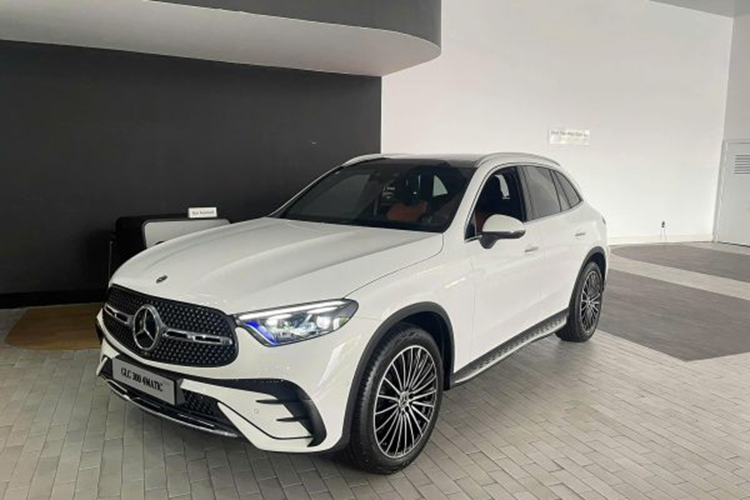 Mercedes-Benz GLC 300 gần 3 tỷ của Huyền Lizzie mới tậu có gì? - Hình 7 Mercedes-Benz GLC 300 gan 3 ty cua Huyen Lizzie moi tau co gi?-Hinh-7