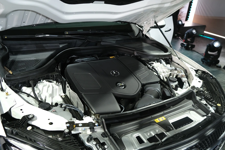Mercedes-Benz GLC 300 gần 3 tỷ của Huyền Lizzie mới tậu có gì? - Hình 8 Mercedes-Benz GLC 300 gan 3 ty cua Huyen Lizzie moi tau co gi?-Hinh-8