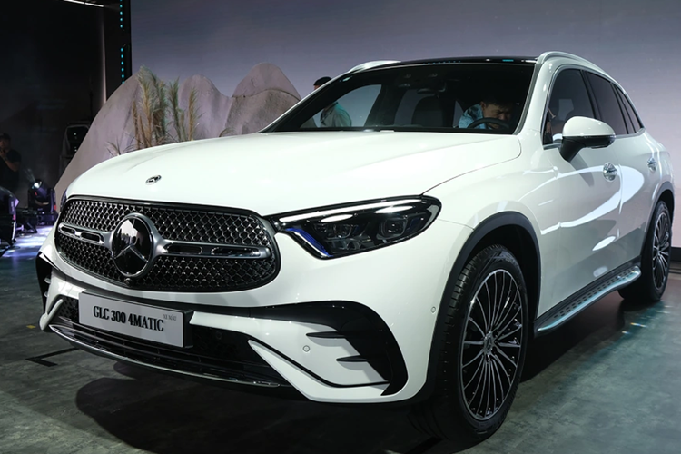Mercedes-Benz GLC 300 gần 3 tỷ của Huyền Lizzie mới tậu có gì? - Hình 9 Mercedes-Benz GLC 300 gan 3 ty cua Huyen Lizzie moi tau co gi?-Hinh-9