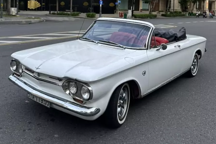 Tan thay Chevrolet Corvair Convertible 1964 