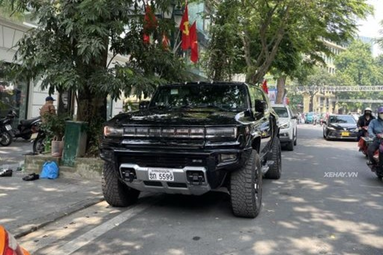 Can canh SUV “khung long” GMC Hummer EV hon 3 ty o Ha Noi