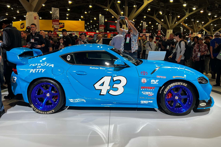 Toyota Supra khoac ao NASCAR, tri an huyen thoai Plymouth Superbird-Hinh-2