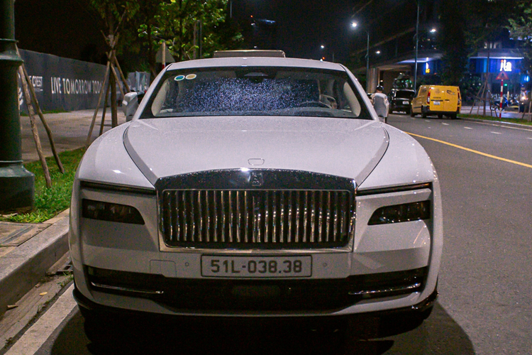 Minh Nhua lan dau khoe cap xe Rolls-Royce sieu sang bac ty-Hinh-4