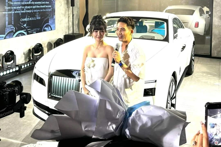 Minh Nhua lan dau khoe cap xe Rolls-Royce sieu sang bac ty