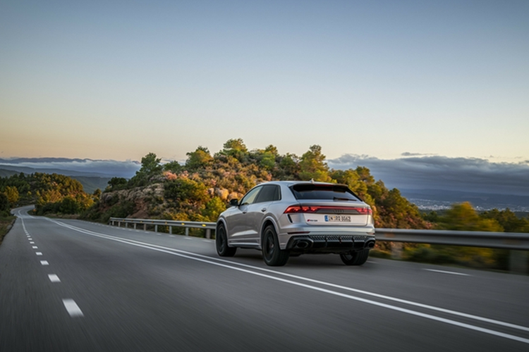 Audi RS Q8 Performance voi mat troi lo lung tren Dia Trung Hai-Hinh-8