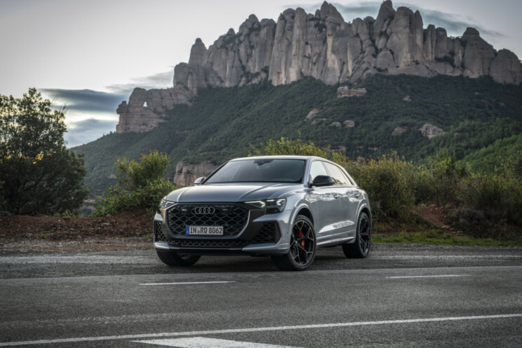 Audi RS Q8 Performance voi mat troi lo lung tren Dia Trung Hai