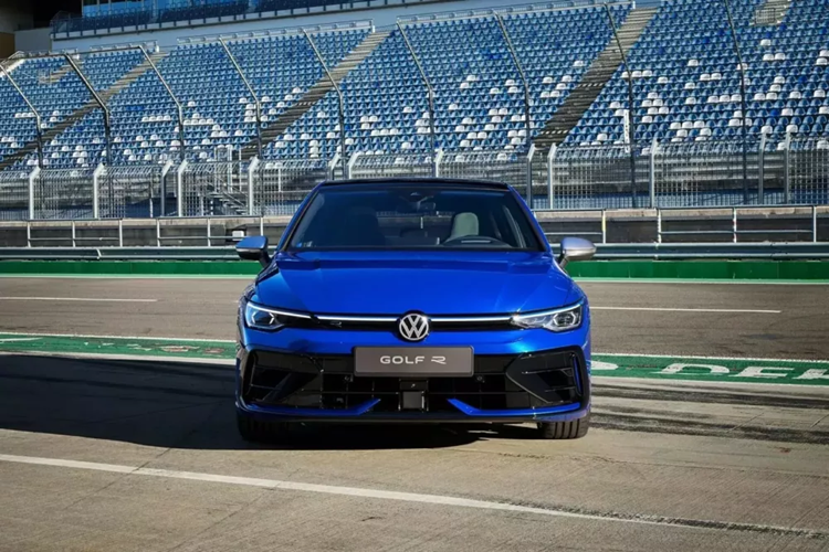 Volkswagen Golf GTI va R 2025 vua ra mat co gi hay?-Hinh-2