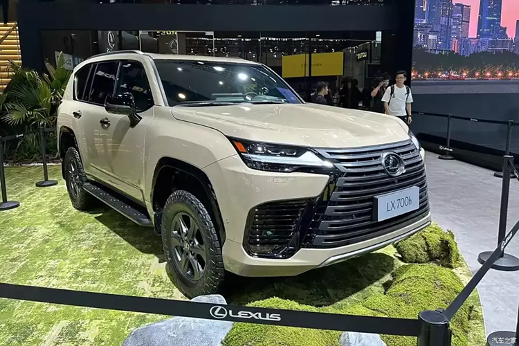 Lexus LX 700h 2025 tu 4,37 ty, mo ban 