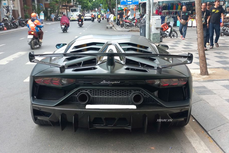 Tan thay Lamborghini Aventador SVJ hon 53 ty tai Viet Nam 