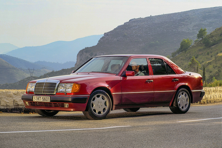 Mercedes-Benz 124 - chiec saloon bieu tuong buoc sang tuoi 40