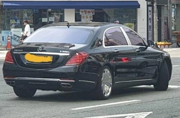 Chay taxi Mercedes-Maybach S-Class kiem hon 500 trieu dong/thang-Hinh-3