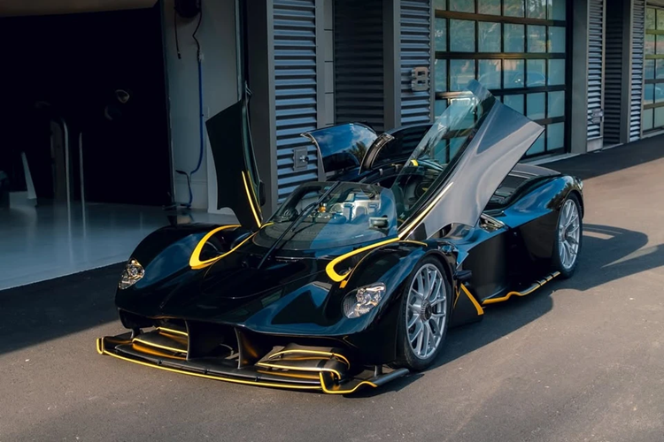 Aston Martin Valkyrie Spider hon 4 trieu USD dau tien den My-Hinh-4