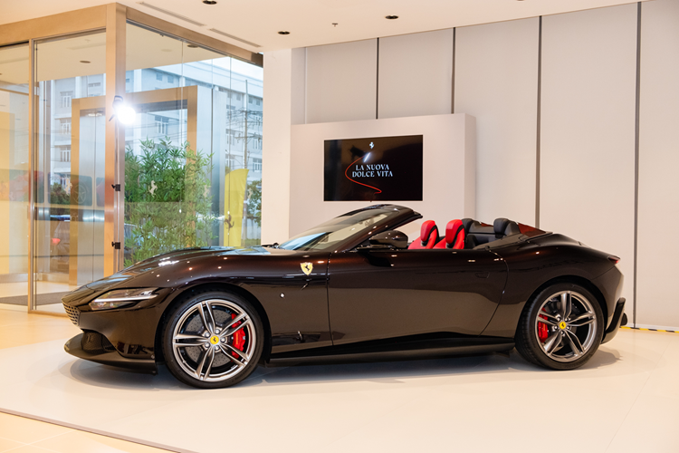 Ferrari Roma Spider gia 24 ty dong ve tay dai gia Ha Noi-Hinh-3