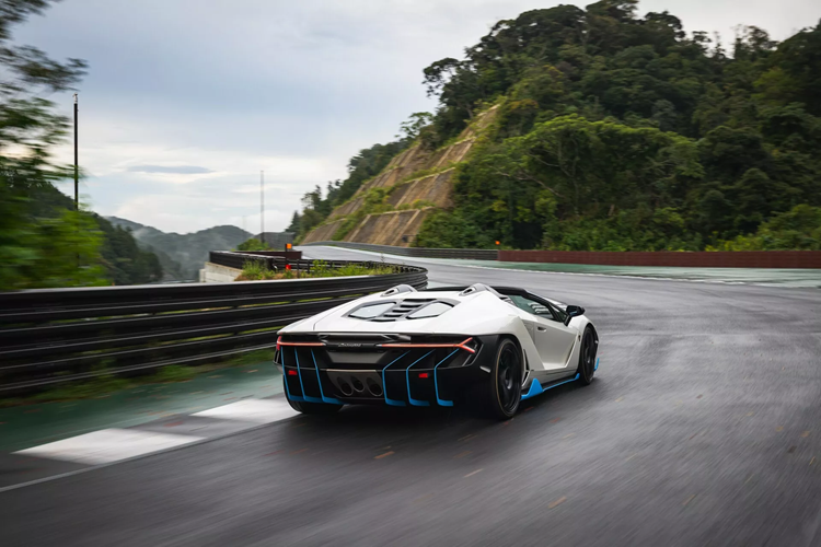 Lamborghini Centenario Roadster hon 50 ty cho dai gia 