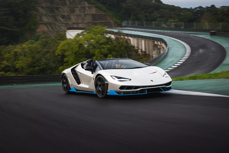 Lamborghini Centenario Roadster hon 50 ty cho dai gia 