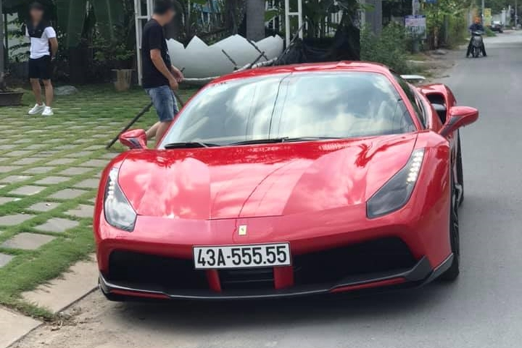 Tan thay Ferrari 488 GTB 