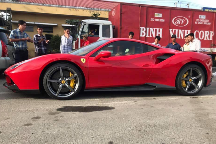 Tan thay Ferrari 488 GTB 