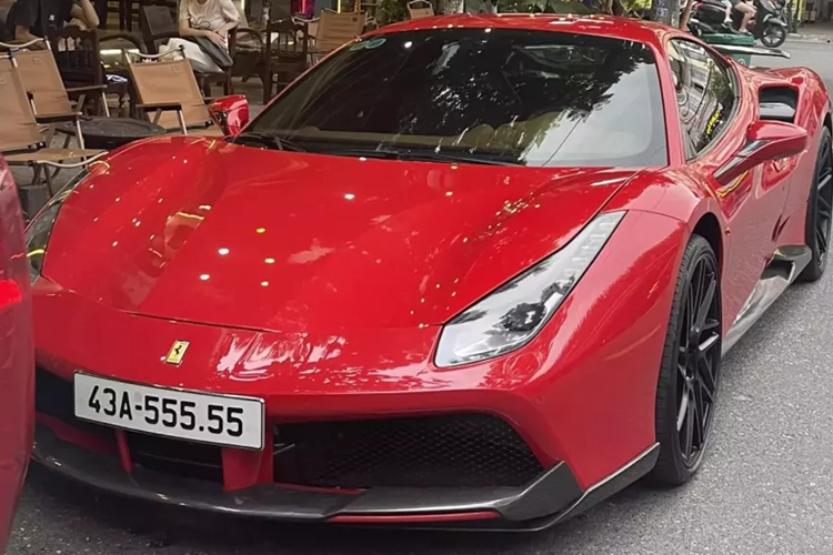 Tan thay Ferrari 488 GTB 