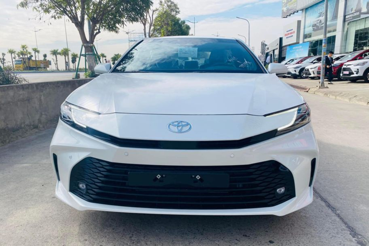 Can canh Toyota Camry 2024 ban tieu chuan re nhat tai Viet Nam-Hinh-2