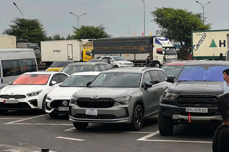 Skoda Kodiaq 2025 gia 1,6 ty dong dau tien tren duong pho Viet