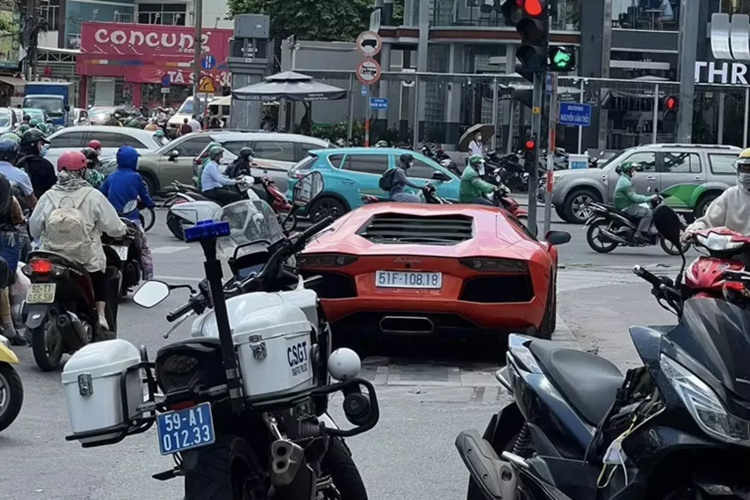 Lamborghini Aventador cua dai gia U70 bi bat tinh tren xe co gi?-Hinh-2