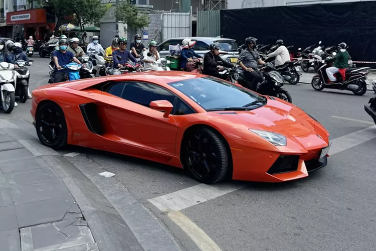 Lamborghini Aventador cua dai gia U70 bi bat tinh tren xe co gi?