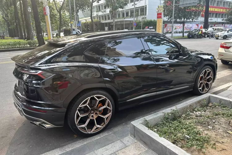 Tan thay sieu SUV Lamborghini Urus chi hon 12 ty o Ha Noi-Hinh-2