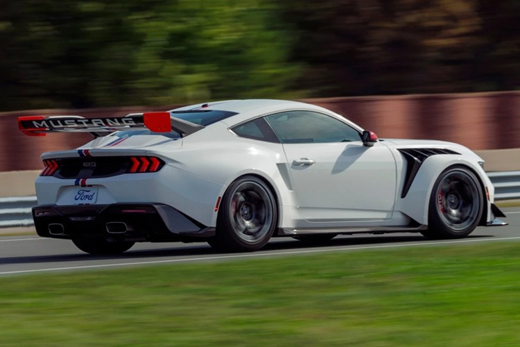 Ford Mustang GTD Spirit of America phong cach sieu xe phan luc-Hinh-12