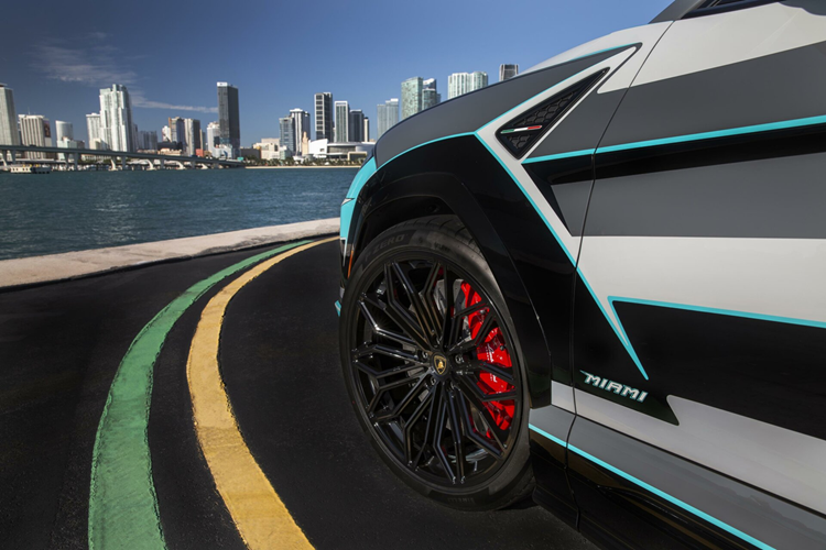 Day la chiec sieu SUV Lamborghini Urus SE 