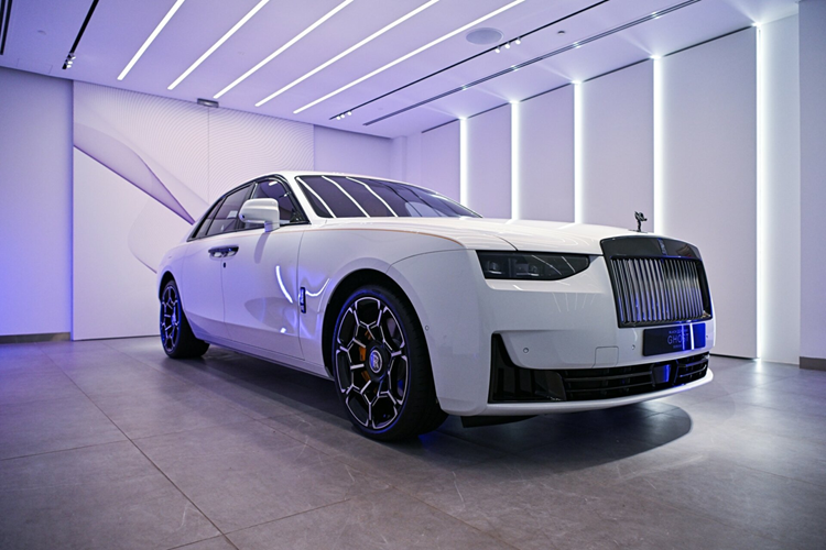 Tan thay showroom sieu sang moi cua Rolls-Royce tai Abu Dhabi-Hinh-13