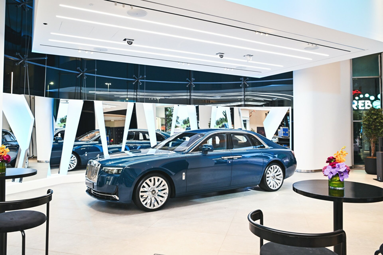 Tan thay showroom sieu sang moi cua Rolls-Royce tai Abu Dhabi-Hinh-5