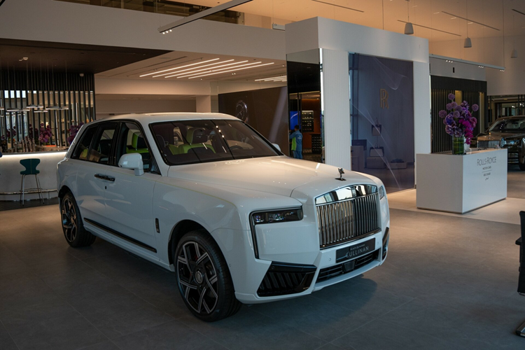 Tan thay showroom sieu sang moi cua Rolls-Royce tai Abu Dhabi-Hinh-3