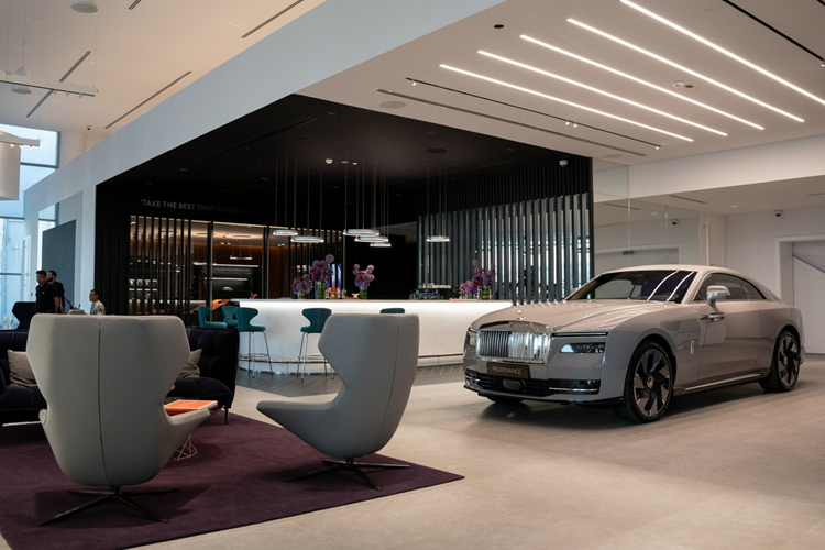 Tan thay showroom sieu sang moi cua Rolls-Royce tai Abu Dhabi